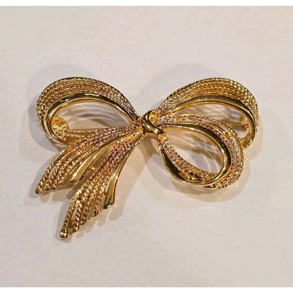 Vintage Napier Gold Tone Textured Bow Brooch Pin Ribbon Statement Jewelry 1419